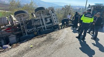 Bursa'da beton mikserinin devrilmesi sonucu sürücü yaralandı