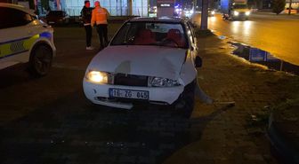 Bursa'da düşürdüğü telefonunu almak isteyen yayaya otomobilin çarpma anı kamerada