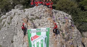 Bursaspor'un şampiyonluğunu zirveye bayrak asarak kutladılar