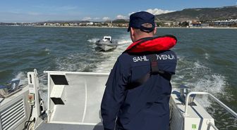 Çanakkale Boğazı'nda arızalanıp sürüklenen bottaki 3 kişi kurtarıldı