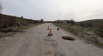 Çankırı'da köy yolunda çöküntü oluştu