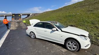 Çatalca'da takla atan otomobildeki 2 kişi kazadan yara almadan kurtuldu