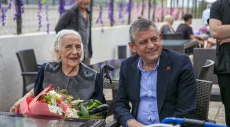 CHP Genel Başkanı Özel'den 'Anneler Günü' ziyareti