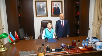 Türkiye'nin Bakü Büyükelçisi Birol Akgün, koltuğunu 4. sınıf öğrencisine devretti