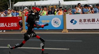 Çin'de insansı robotlar yarı maraton dünya rekorunu kırdı