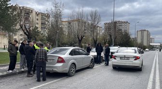 Dedesinin otomobiliyle gezen ehliyetsiz genci polis yakaladı