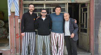 Demirci'de terzi Yaşar Öztemel nostaljik çizgili pijamaları yaşatıyor