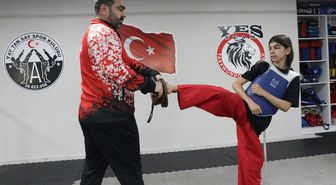 Depremde kaynar suyun dökülmesiyle vücudunda yanıklar oluşan Esma Nur, yaralarını tekvandoyla sarıyor