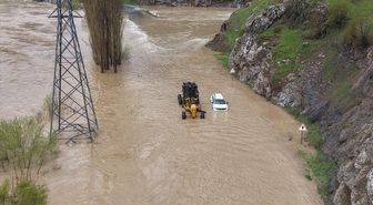 Derenin taşması sonucu su altında kalan Şemdinli-Derecik kara yolu dronla görüntülendi
