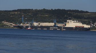 Derin denizde boru indirme gemisi 'Castorone' Çanakkale Boğazı'ndan geçti
