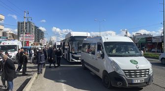 Diyarbakır'da belediye otobüsü ile öğrenci servisinin çarpıştığı kazada 3 kişi yaralandı