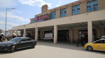 Diyarbakır'da otomobilin kaldırımda çarptığı 2 öğrenci yaralandı
