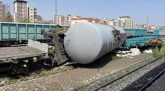 Diyarbakır'da raydan çıkan yük treninin vagonu devrildi