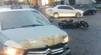 Diyarbakır'da taksinin çarptığı motosiklet sürücüsü yaralandı