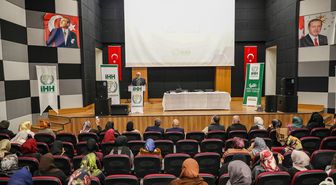 Diyarbakır'da "Teorik ve Pratik Yönleriyle Sivil Toplumda Kadın" paneli düzenlendi