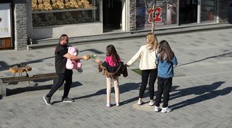 Düzce'de '23 Nisan' sürpriziyle çocuklara oyuncak hediye edildi