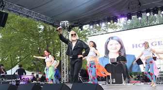 Edirne'de Kakava-Hıdırellez Şenlikleri'nde Roman orkestrası ve şarkıcı Tarık Mengüç sahne aldı
