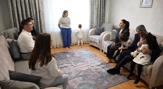 Edirne Valisi Sezer koruyucu aileyi ziyaret etti