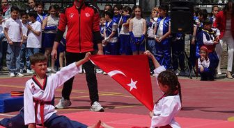 Edremit'te 23 Nisan Ulusal Egemenlik ve Çocuk Bayramı kutlandı
