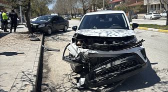 Erzincan'da SUV tipi araç ile otomobilin çarpıştığı kazada 6 kişi yaralandı