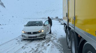 Erzincan'da yüksek kesimlerde etkili olan kar nedeniyle ulaşım güçlükle sağlanıyor