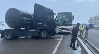 Erzurum'da 2 yolcu otobüsü ile 2 tırın karıştığı kazada 5 kişi yaralandı