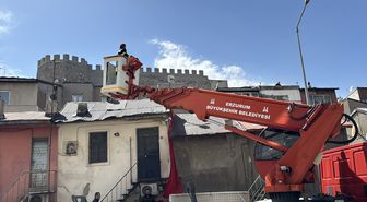 Erzurum'da çatıya savrulan Türk bayrağının yere düşmemesi için seferber oldular