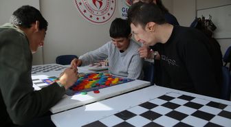 Erzurum'da gönüllüler ve eğitmenler, gençlik merkezinde ağırladıkları 'melekleri' yaşama bağlıyor