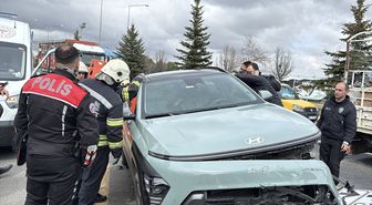 Erzurum'da kaza yapıp fenalaşan sürücüyü, itfaiye ekipleri aracın camını kırarak çıkardı
