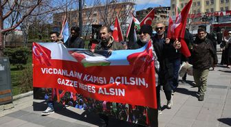 Erzurum'da sağlıkçılar Gazze için sessiz yürüyüşlerini 128. haftada sürdürdü