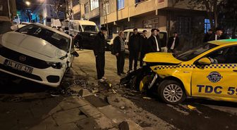 Esenler'de taksinin çarptığı park halindeki iki otomobilde hasar oluştu