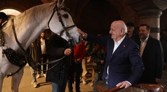 Eski TBMM Başkanı Kahraman, 'Asırlık Gece' dizisi için kamera karşısına geçti