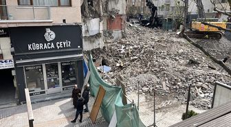 Eskişehir'de bina yıkımı sırasında bir iş yerinde hasar oluştu