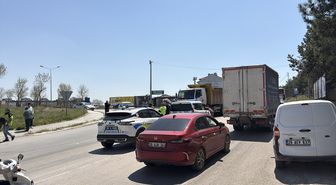Eskişehir'de kamyonun sürüklediği araçtaki 3 kişi yaralandı