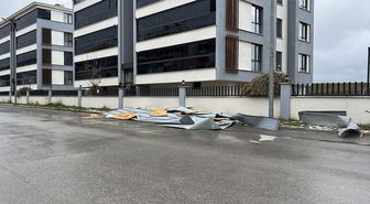 Eskişehir'de kuvvetli rüzgar nedeniyle çatı uçtu