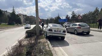 Eskişehir'de refüje çarpan otomobilin sürücüsü yaralandı