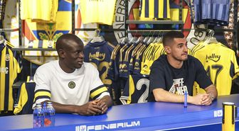 Fenerbahçeli futbolcular Kante ve Levent Mercan imza gününde taraftarlarla buluştu