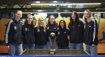 Fenerbahçeli şampiyon kadın basketbolcular, taraftarlarla bir araya geldi