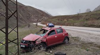 Hakkari'de elektrik direğine çarpan otomobildeki 1 kişi öldü, 1 kişi yaralandı