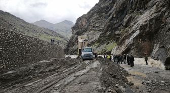 Hakkari'de etkili olan sağanak ulaşımda aksamalara yol açtı