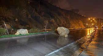 Hakkari'de yola düşen kaya parçası kaldırıldı
