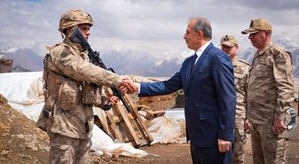 Hakkari Valisi Taşyapan, Hakkari-Van yolunda inşa edilen panel köprü çalışmalarını inceledi