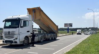 Hatay'da damperi açık kalan kamyon EDS direğine çarptı