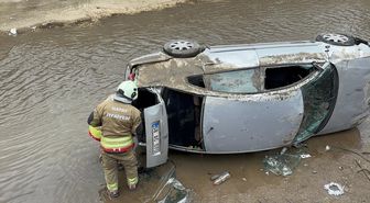 Hatay'da kanala devrilen otomobildeki anne ve bebeği yaralandı
