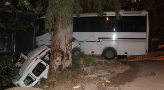 Hatay'da midibüsün hafif ticari araca çarptığı kazada 2 kişi ağır yaralandı
