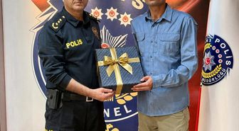 Hatay'da öğrencileri kapıda karşılayan polis memuru ödüllendirildi