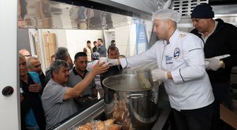 Hatay'da vatandaşlara çorba ikram ediliyor
