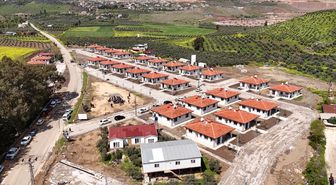 Hatay'da yapımı tamamlanan 28 köy evi depremzedelere teslim edildi