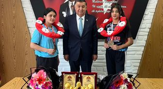 Havzalı sporcular bilek güreşi şampiyonasından madalyalarla döndü