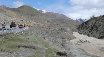 Heyelan meydana gelen Hakkari-Van kara yolunda iki gündür ulaşım sağlanamıyor